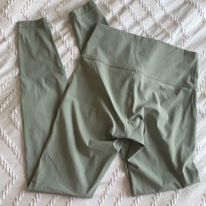Lululemon leggings wunder under size 8